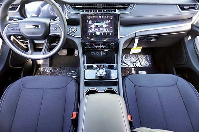 New 2024 Bright White Clear-Coat Exterior Paint Jeep Laredo image 24