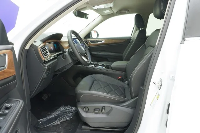 New 2026 Opal White Pearl Volkswagen 2.0T SE w/Technology image 15