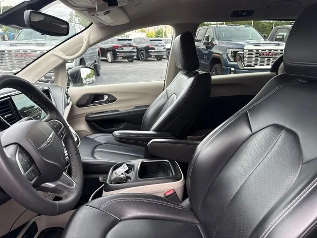 Used 2023 Black Chrysler Touring L image 16