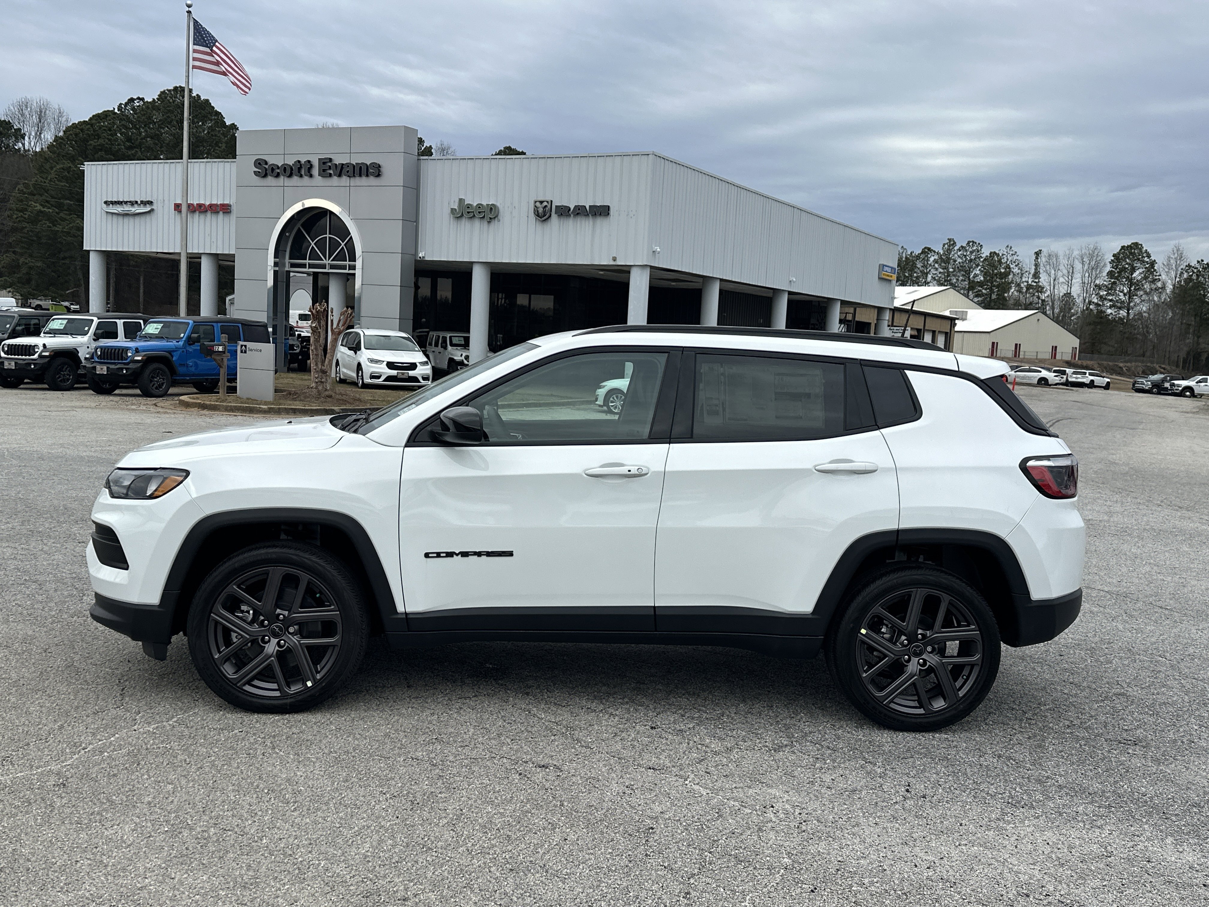 New 2026 Bright White Clear-Coat Exterior Paint Jeep Latitude Altitude image 13