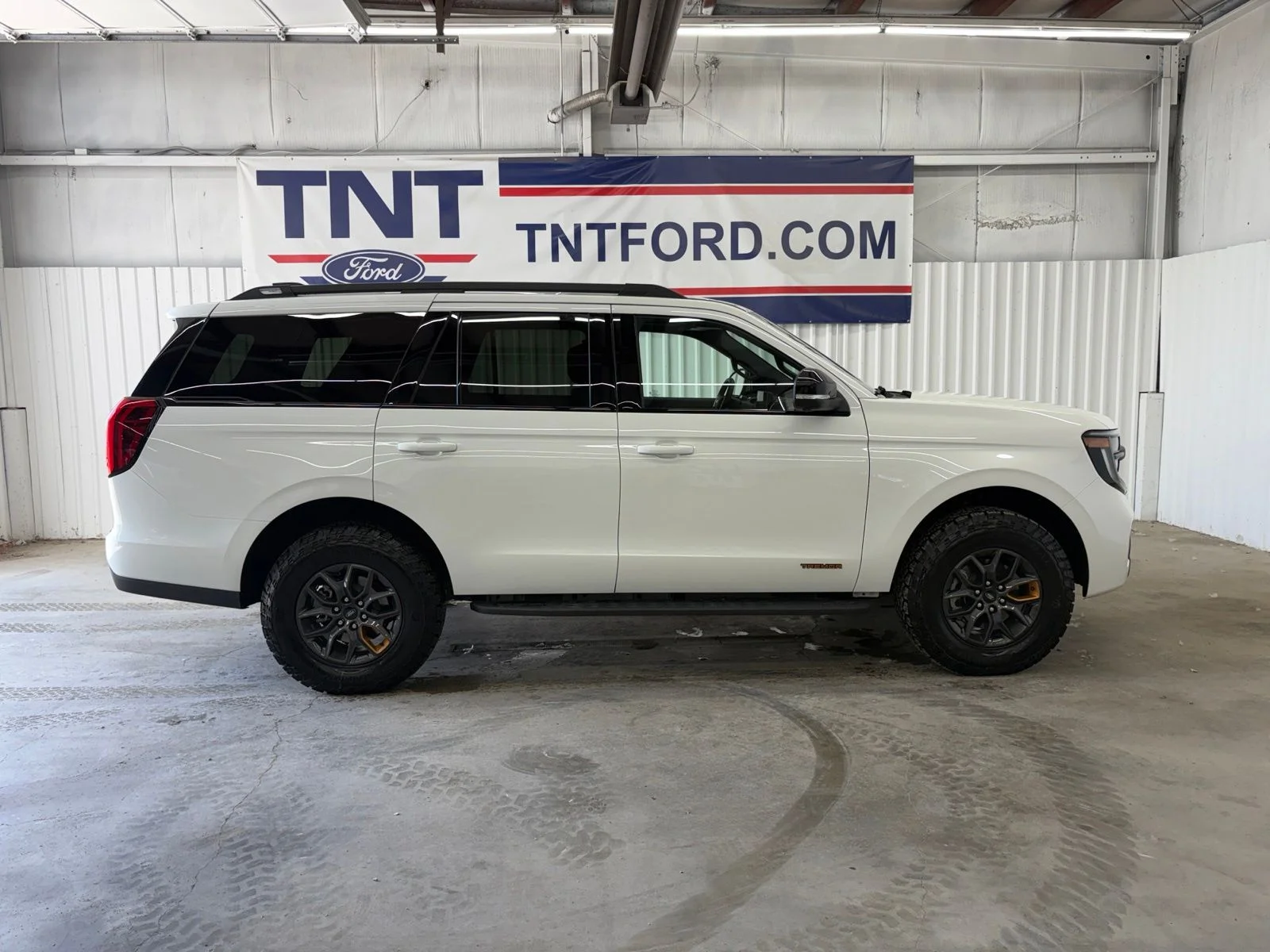 White Metallic 2026 Ford Expedition Tremor 4WD SUV / Crossover Four-Wheel Drive Automatic