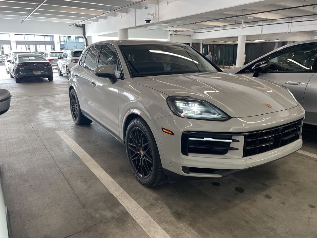 2024 Porsche Cayenne S's photo