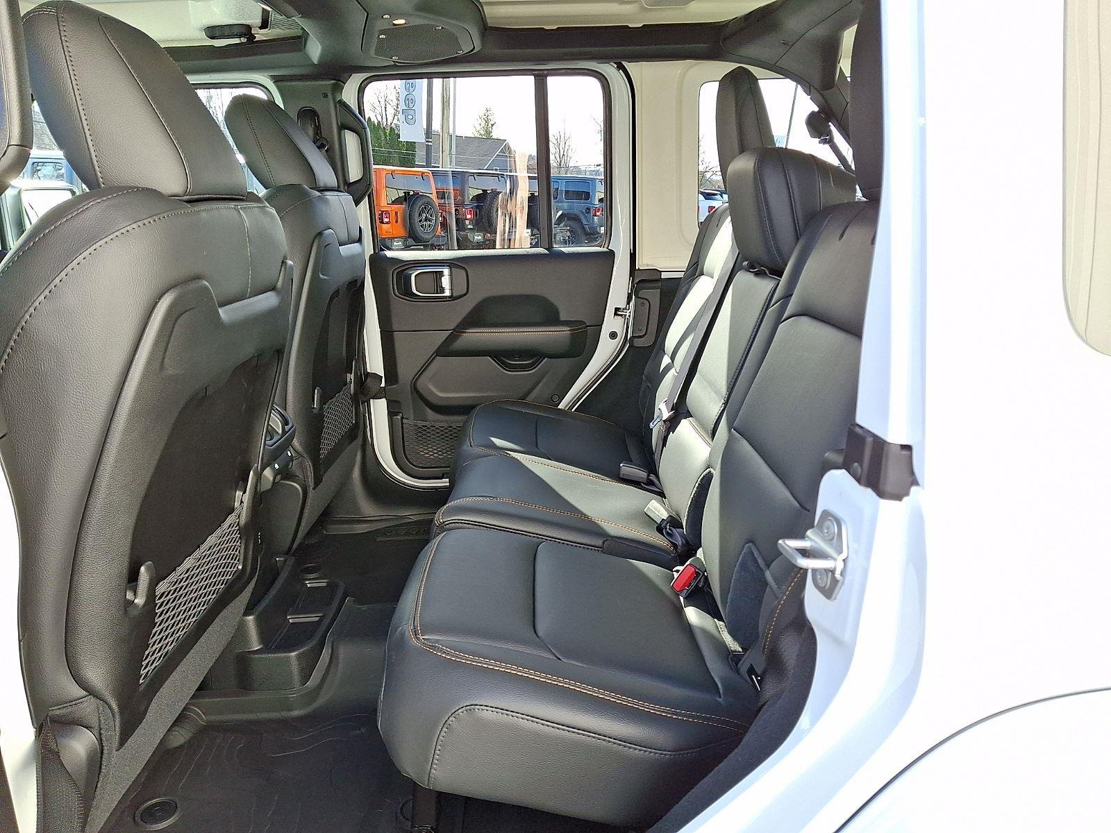 New 2026 Bright White Clear-Coat Exterior Paint Jeep Sahara image 7