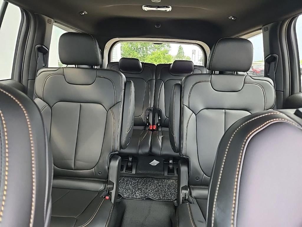 New 2026 Diamond Black Crystal Pearl-Coat Exterior Paint Jeep  image 40