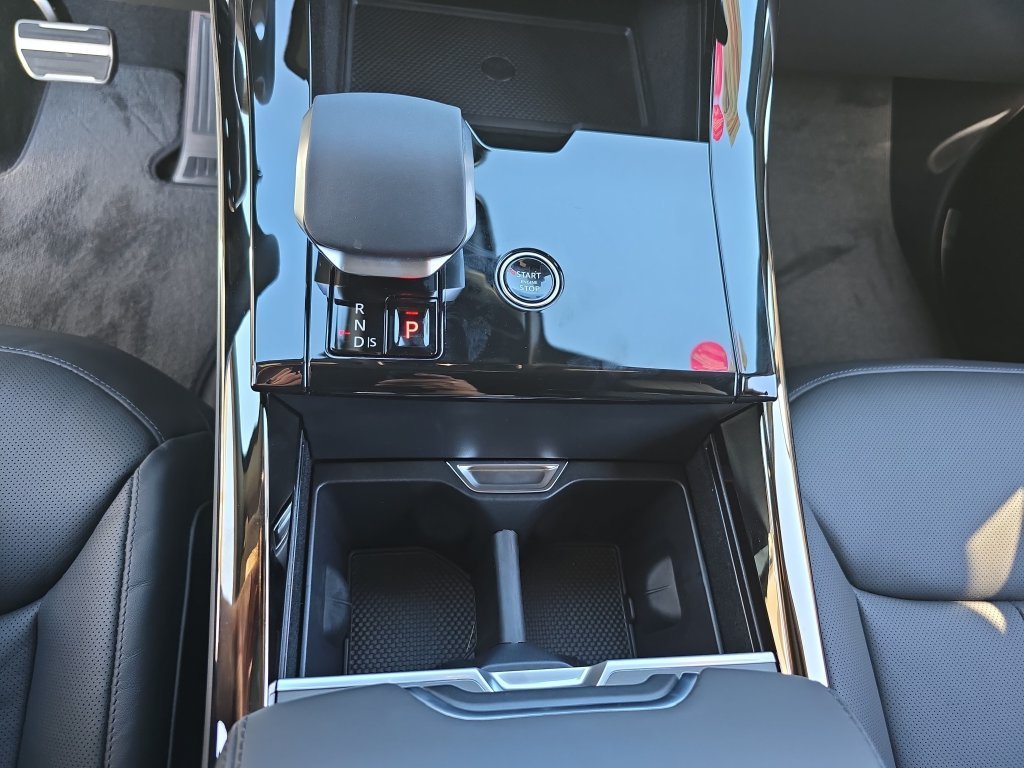 New 2027 Santorini Black LAND ROVER Dynamic SE P400 image 26