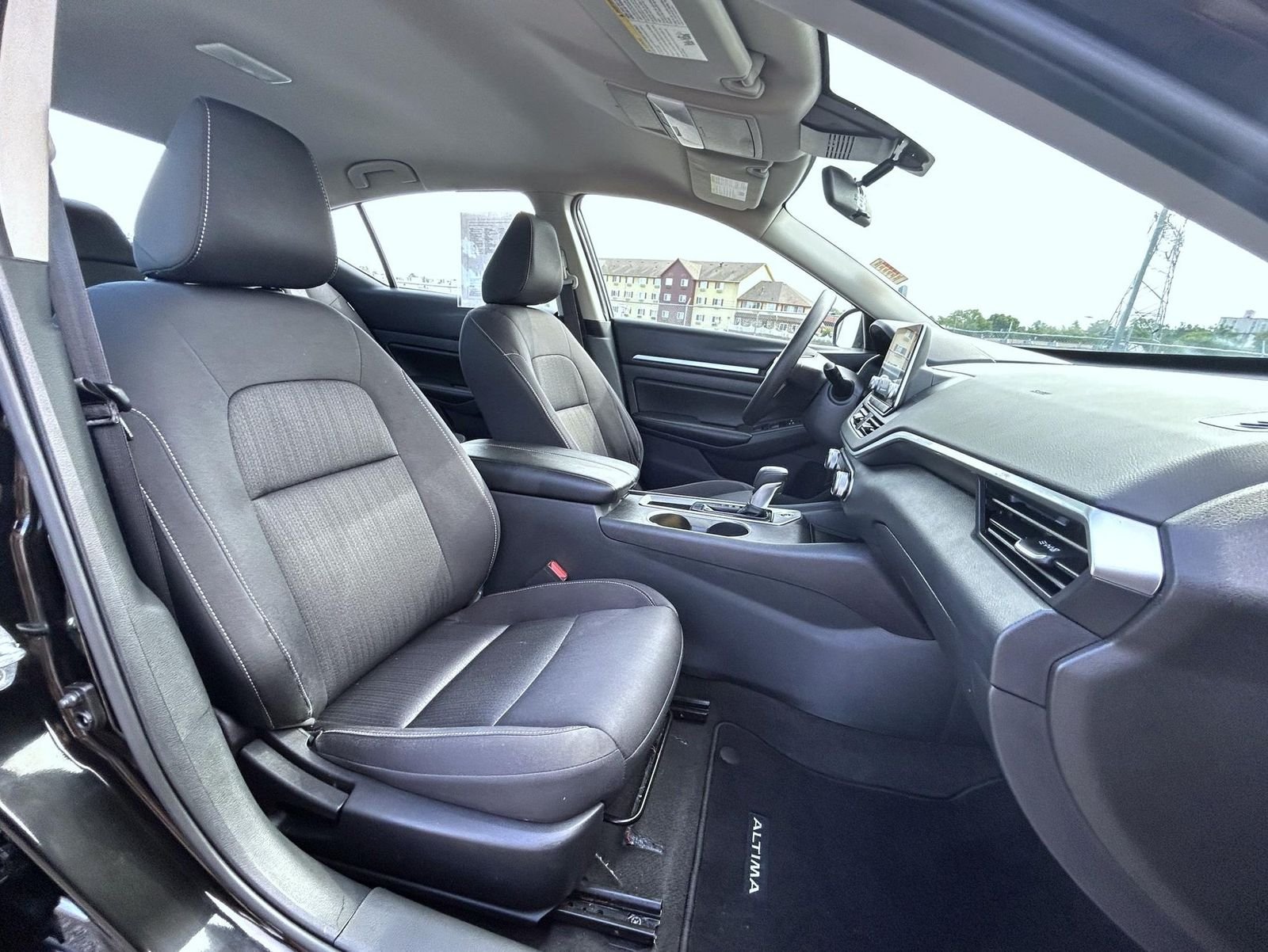 Used 2022 Black Nissan 2.5 SV image 16