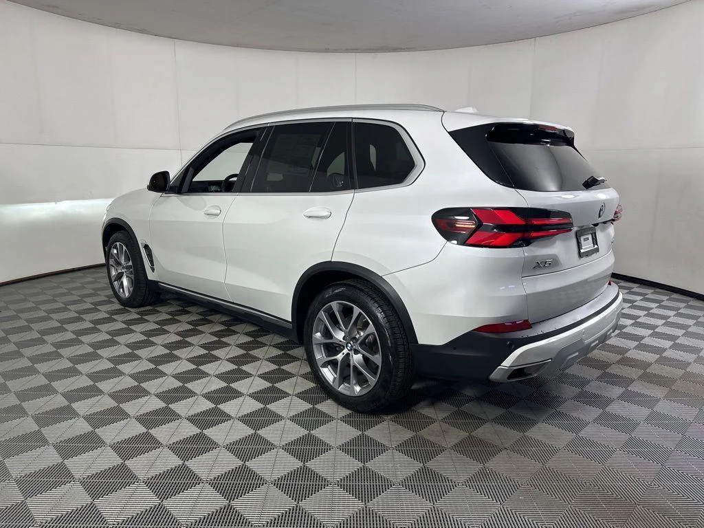 Used 2024 White Metallic BMW xDrive40i image 10