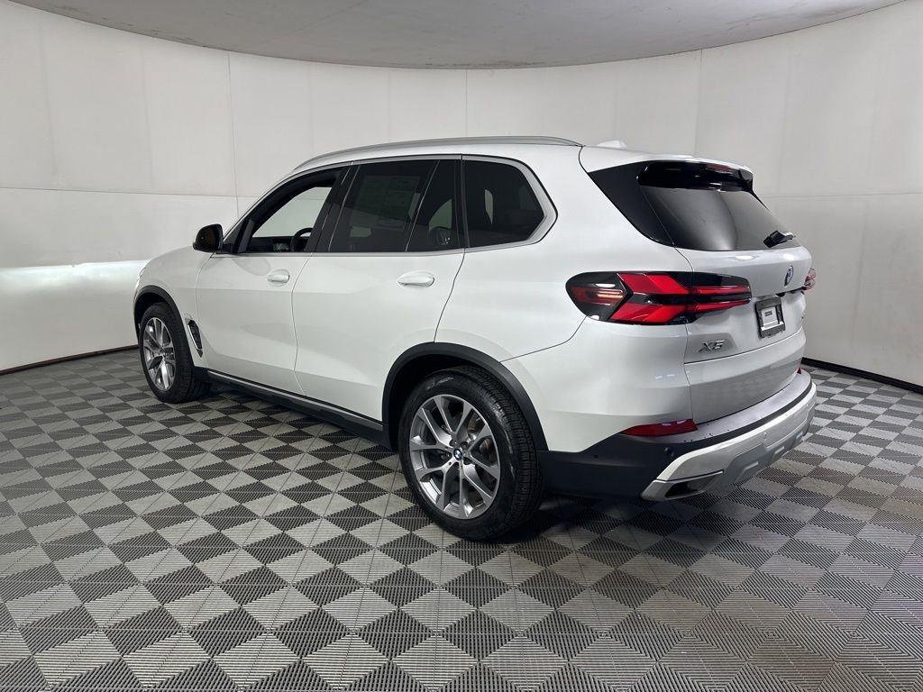 Used 2024 White Metallic BMW xDrive40i image 10