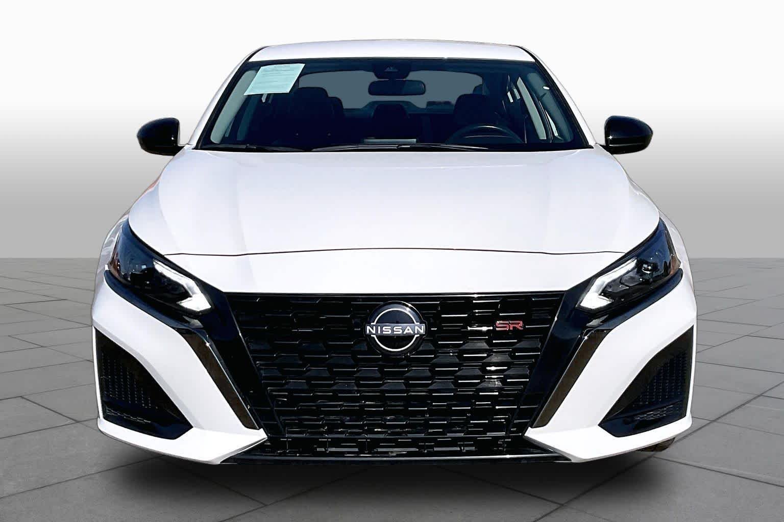 Used 2025 Glacier White Nissan SR image 4