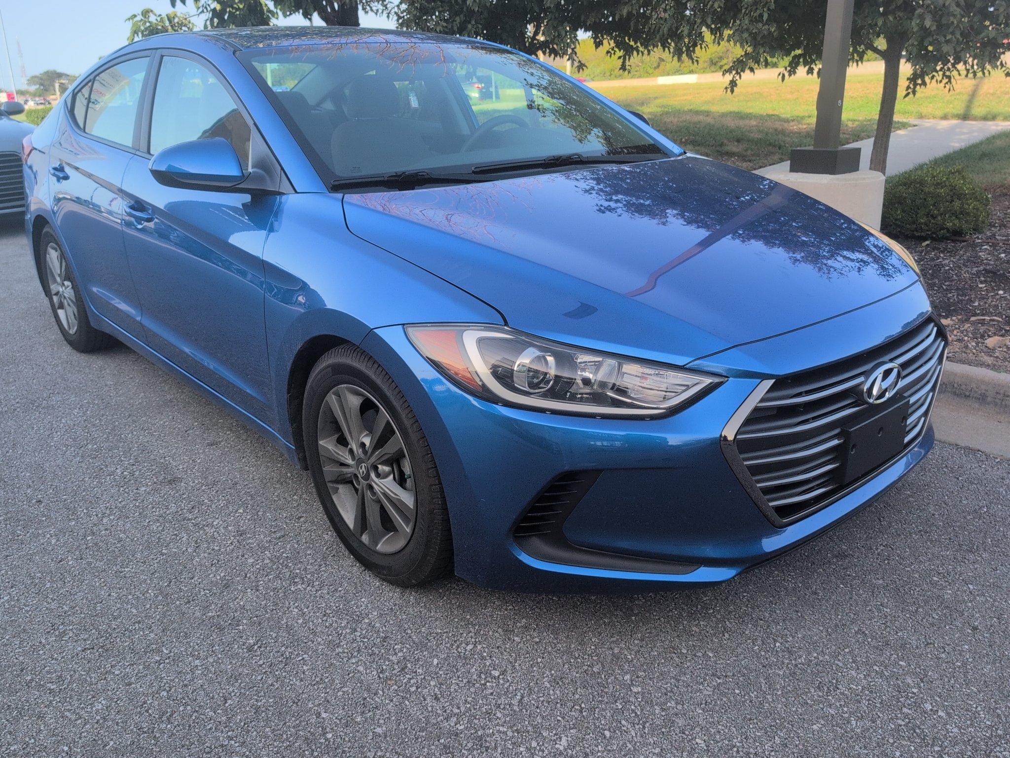 Used 2017 Electric Blue Hyundai SE image 3
