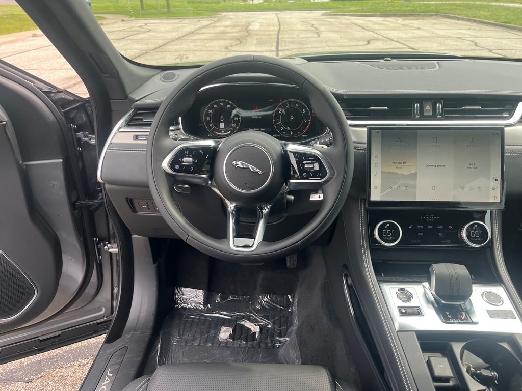New 2026 Eiger Grey Jaguar P250 R-Dynamic S image 14