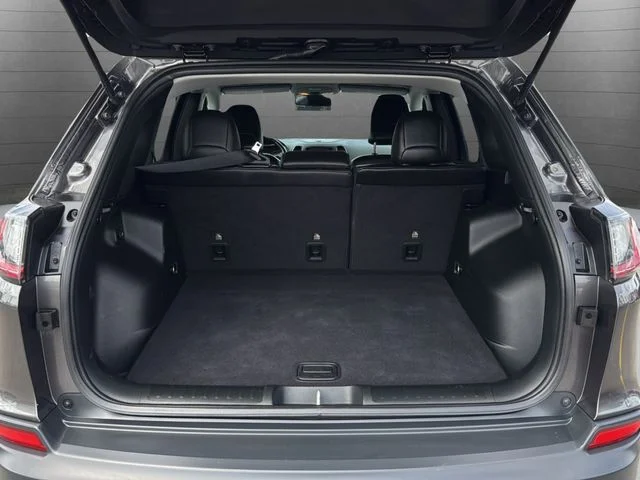 Used 2019 Gray Jeep Latitude Plus image 11