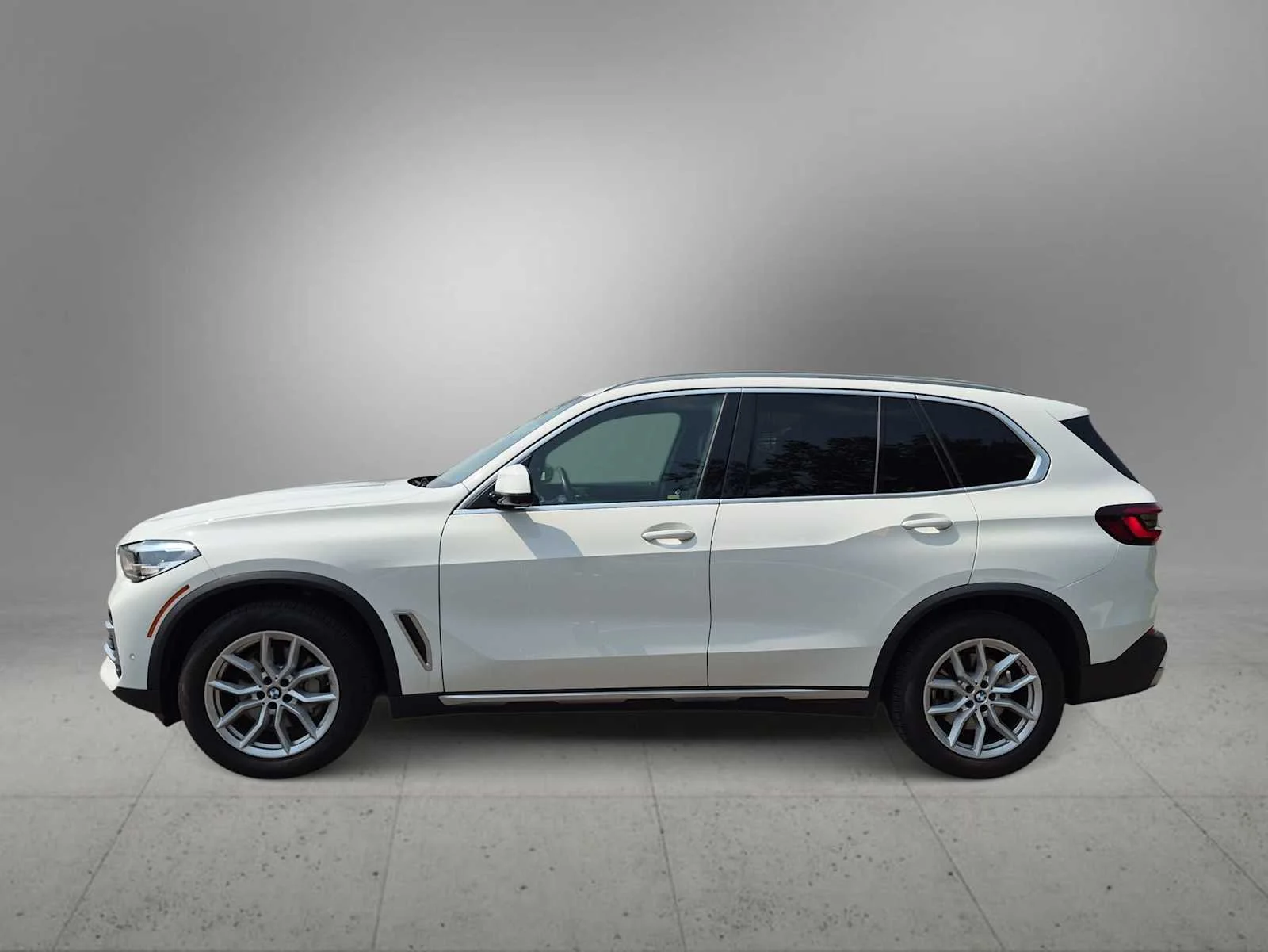 Used 2022 Alpine White BMW sDrive40i image 5