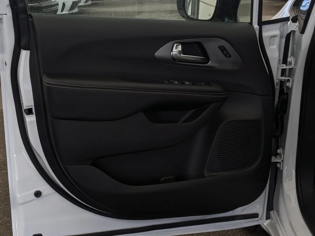New 2026 White Chrysler Select - - AWD - 3.6L Pentastar V6 - Adaptive Cruise Control - Blind Spot Monitor & More! image 11