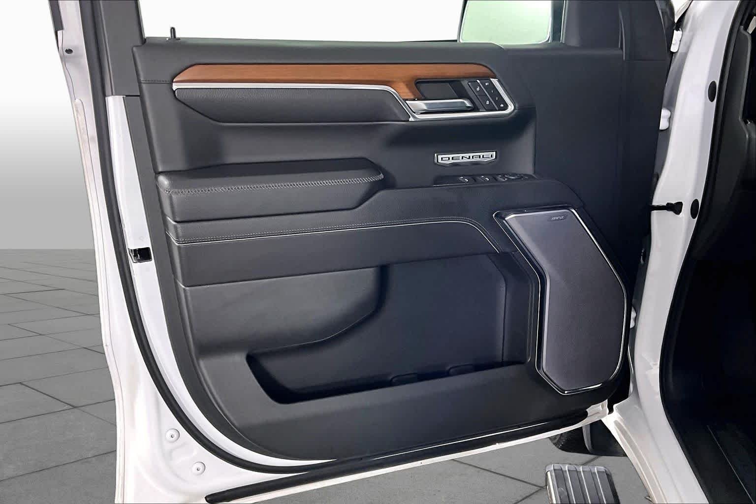 Used 2023 White Frost Tricoat GMC Denali image 21