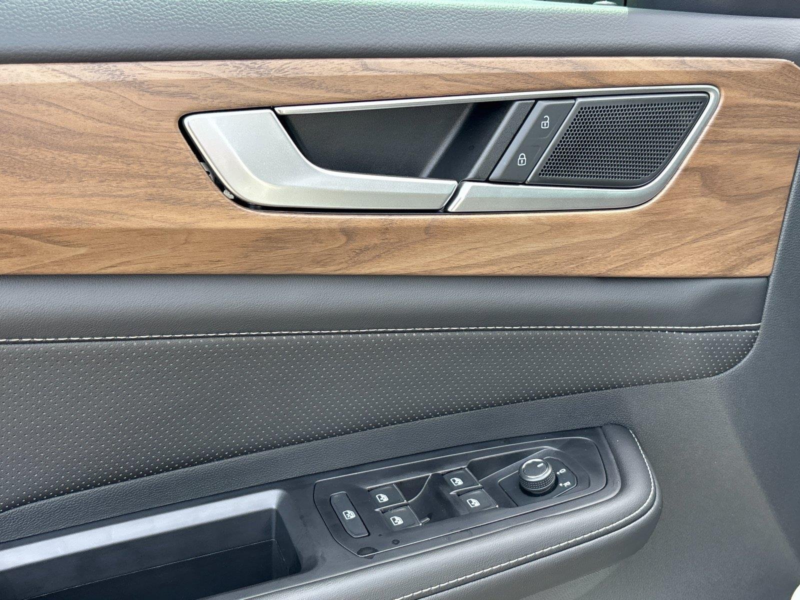 2025 Volkswagen Atlas SE w/Tech - Photo 14