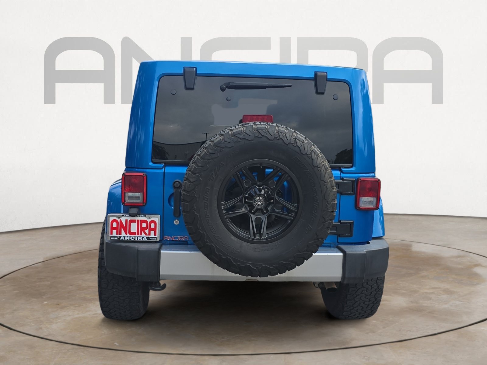 Used 2015 Hydro Blue Pearl Coat Jeep Sahara image 9