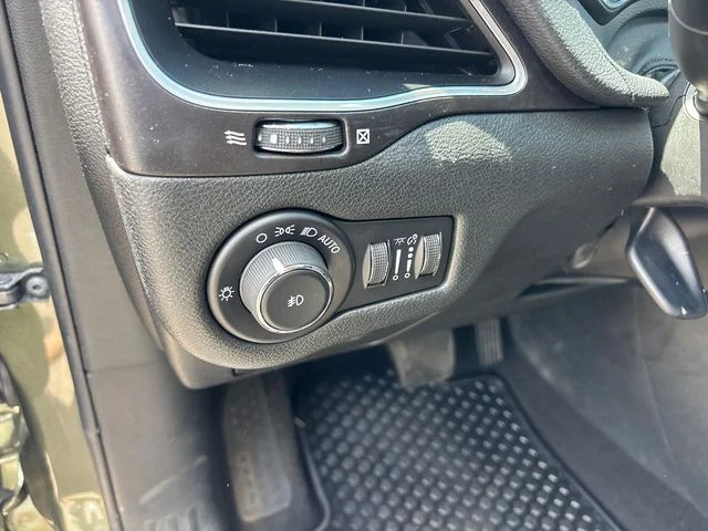 Used 2021 Green Jeep Trailhawk image 17