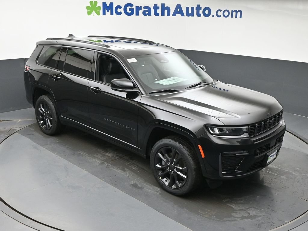 New 2026 Diamond Black Crystal Pearl-Coat Exterior Paint Jeep Limited image 3