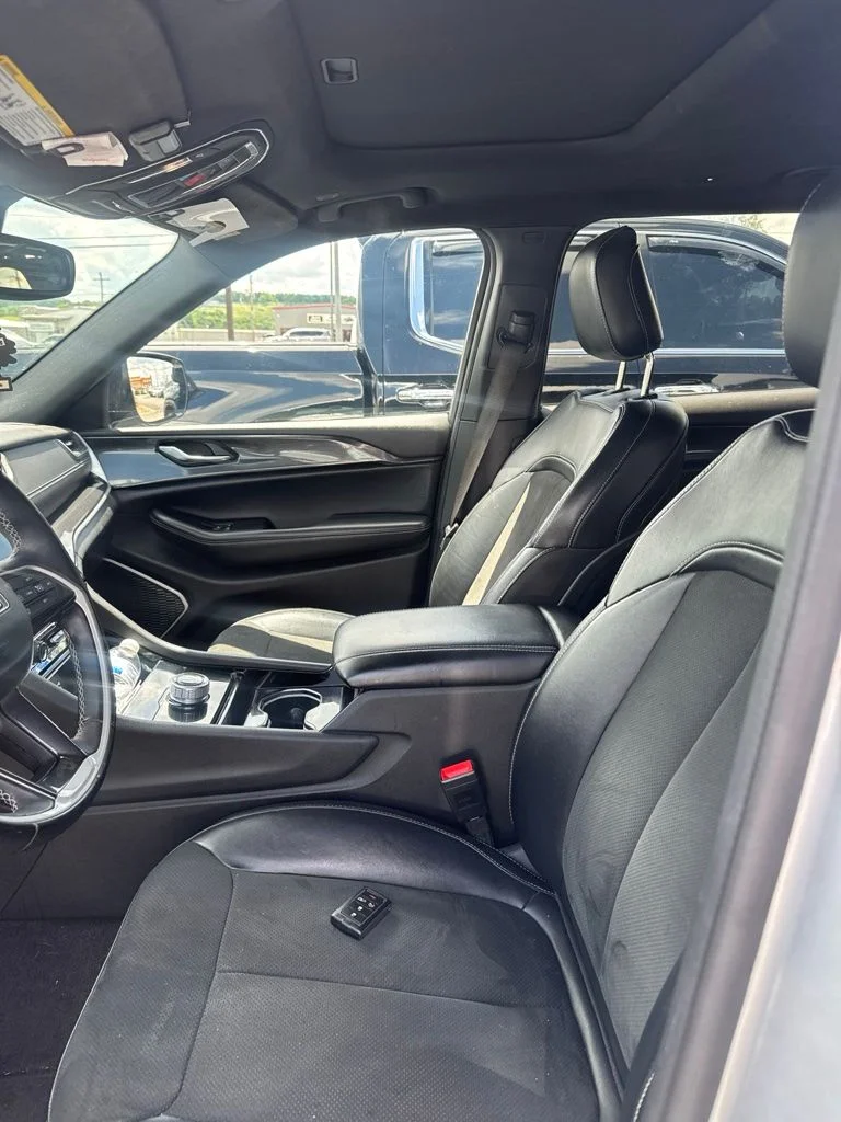 Used 2021 Silver Jeep Altitude image 5