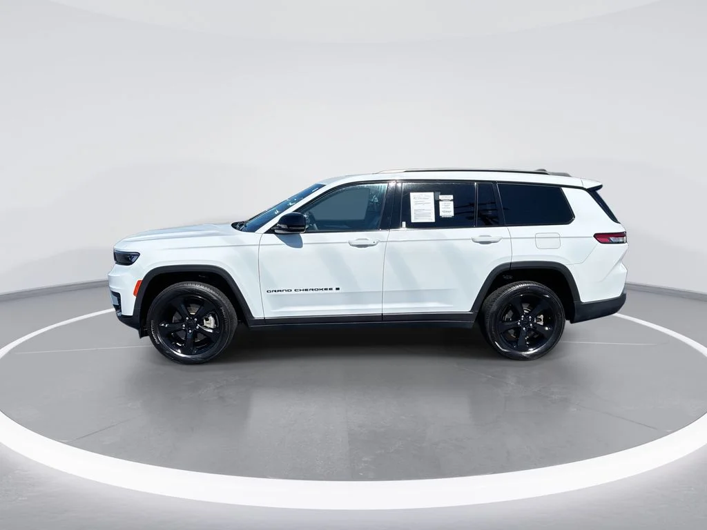 Used 2023 White/off-white Jeep Altitude image 5