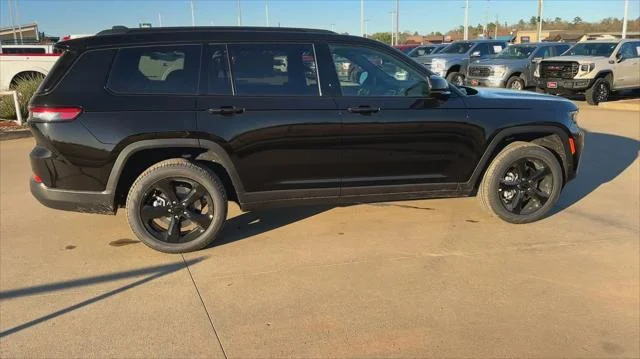 New 2025 Diamond Black Crystal Pearl-Coat Exterior Paint Jeep Limited image 20