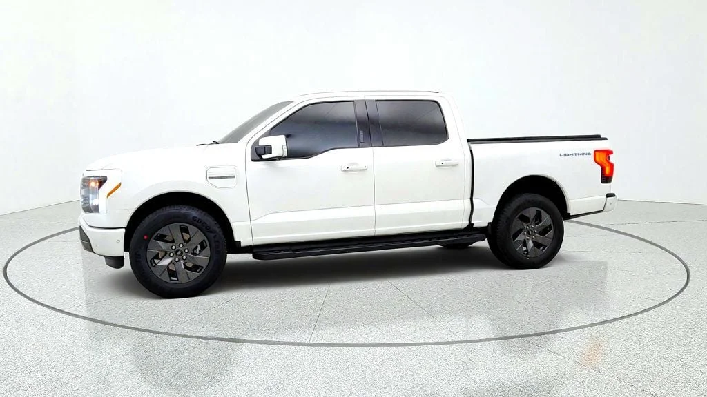 Used 2023 Star White Metallic Tri-Coat Ford LARIAT 4WD SuperCrew 5.5