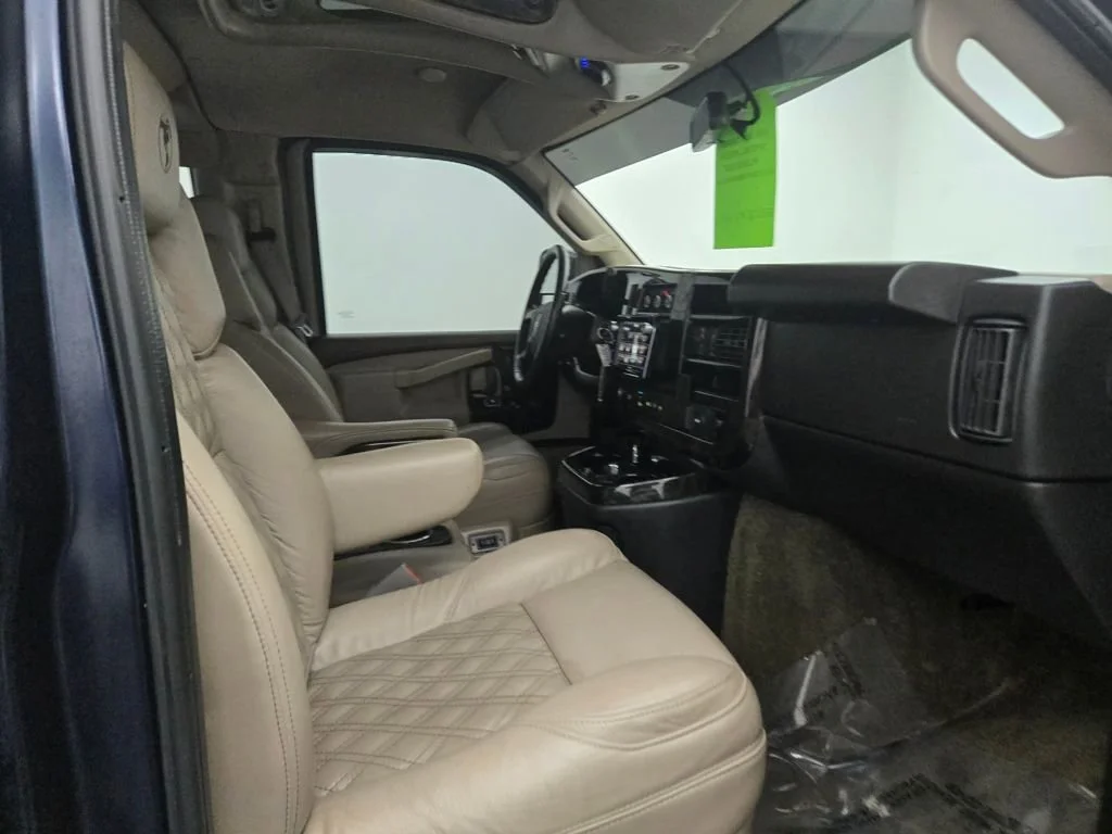 2023 GMC Savana Cargo Work Van - Photo 29