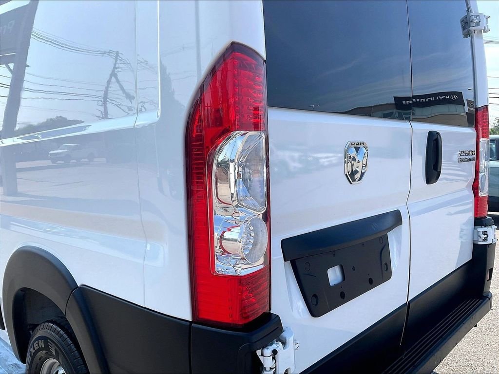 Used 2025 White Ram Base image 32