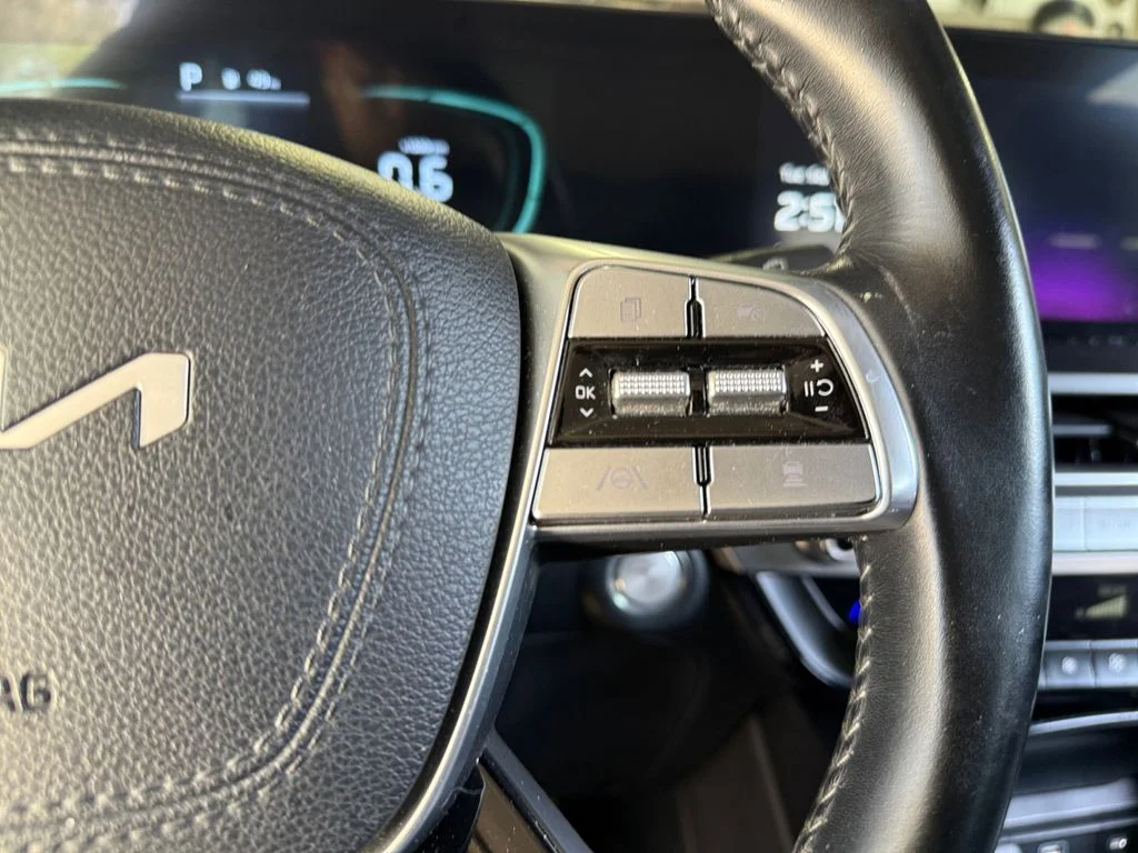Used 2025 Black Kia S image 25