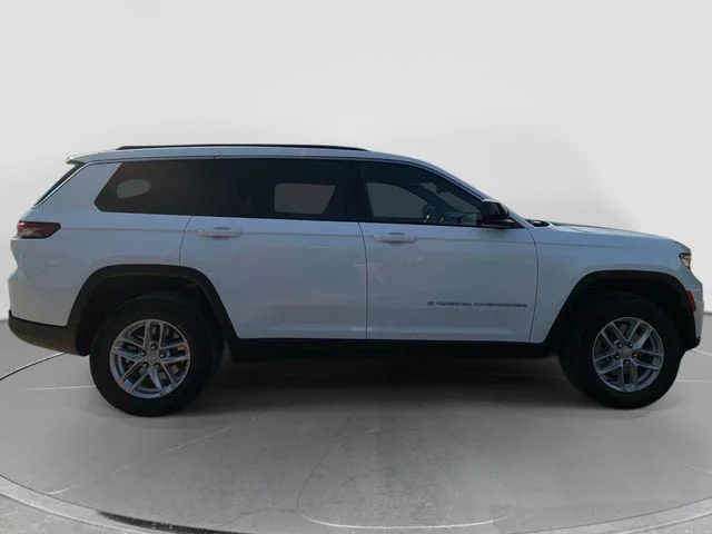 New 2026 Bright White Clear-Coat Exterior Paint Jeep Laredo image 2