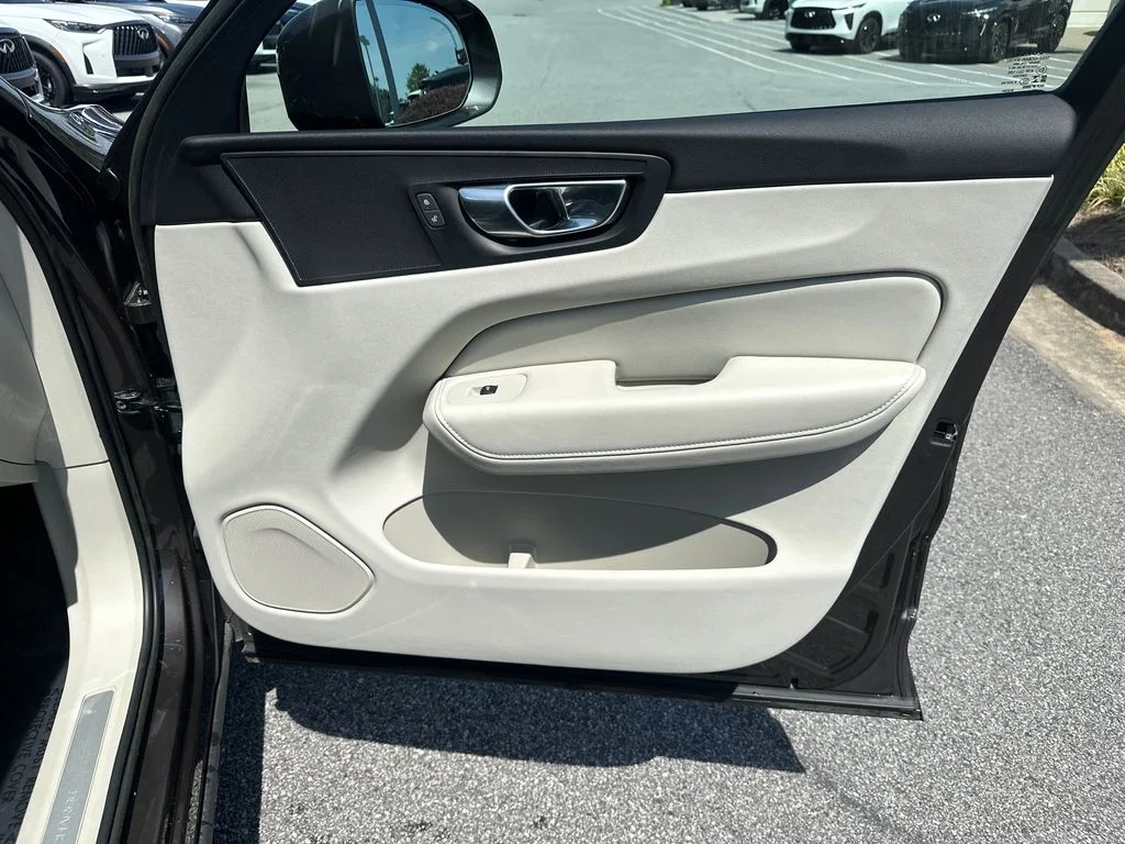 Used 2023  Volvo T8 Core Bright Theme image 12