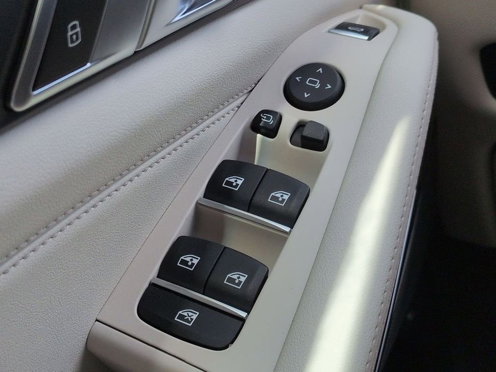 New 2026 Mineral White Metallic BMW xDrive50e image 25