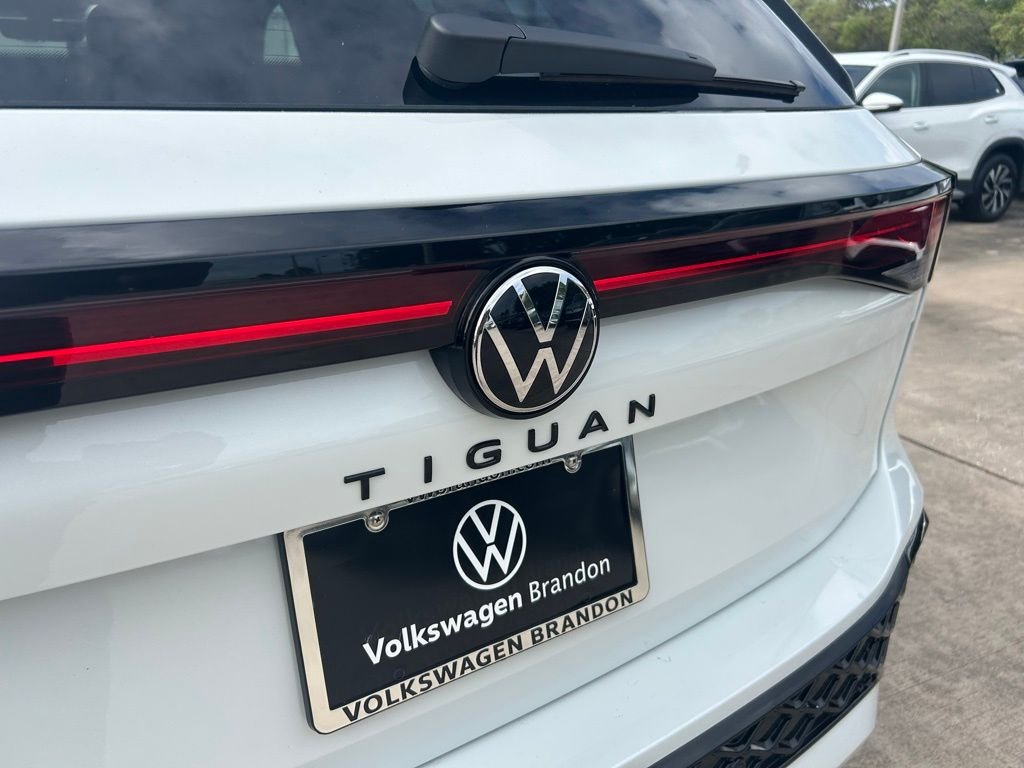 New 2026 White/off-white Volkswagen 2.0T SE R-Line Black image 30