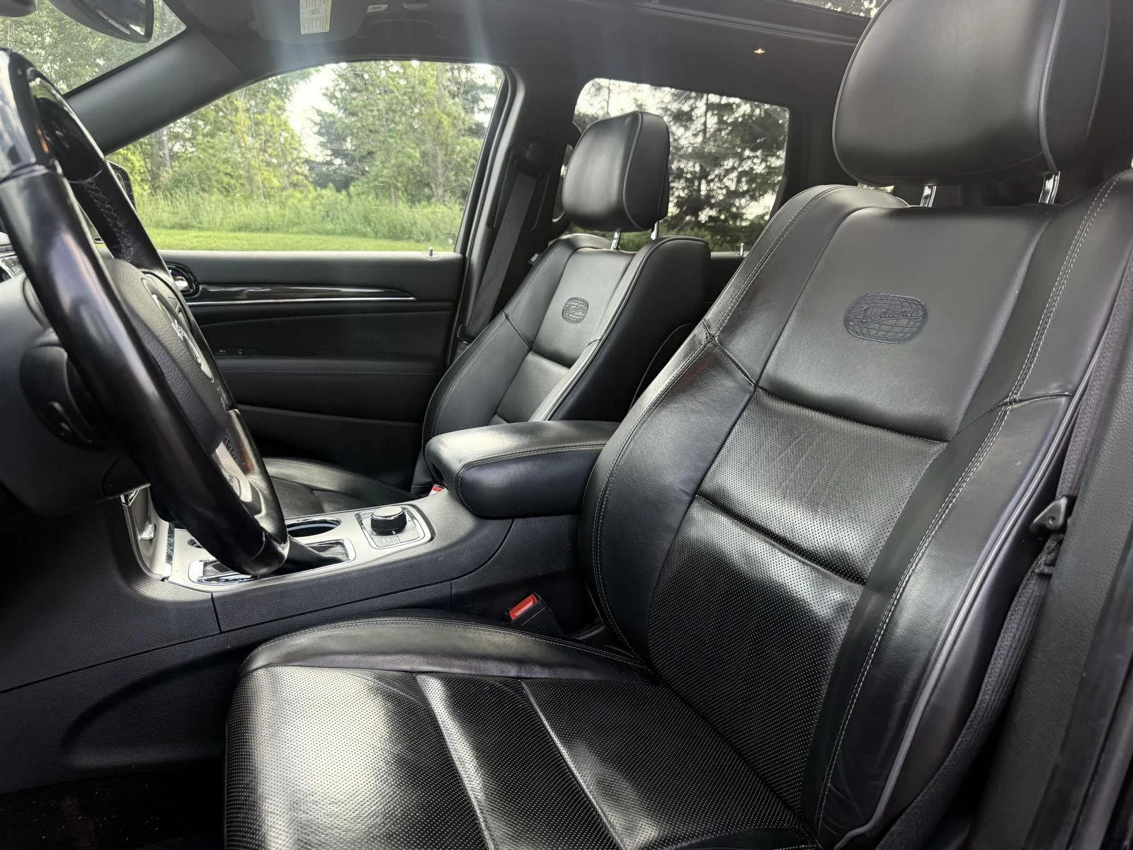 Used 2020 Diamond Black Crystal Pearlcoat Jeep Overland image 8