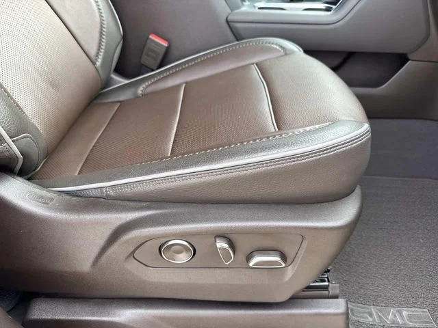 Used 2024 White GMC Denali image 28