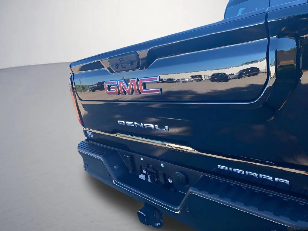 Used 2025 Onyx Black GMC Denali image 48