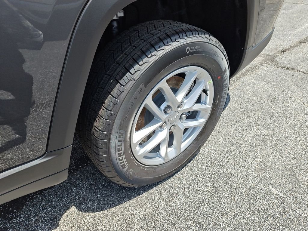 New 2026 Baltic Gray Metallic Clear-Coat Exterior Paint Jeep Laredo image 10