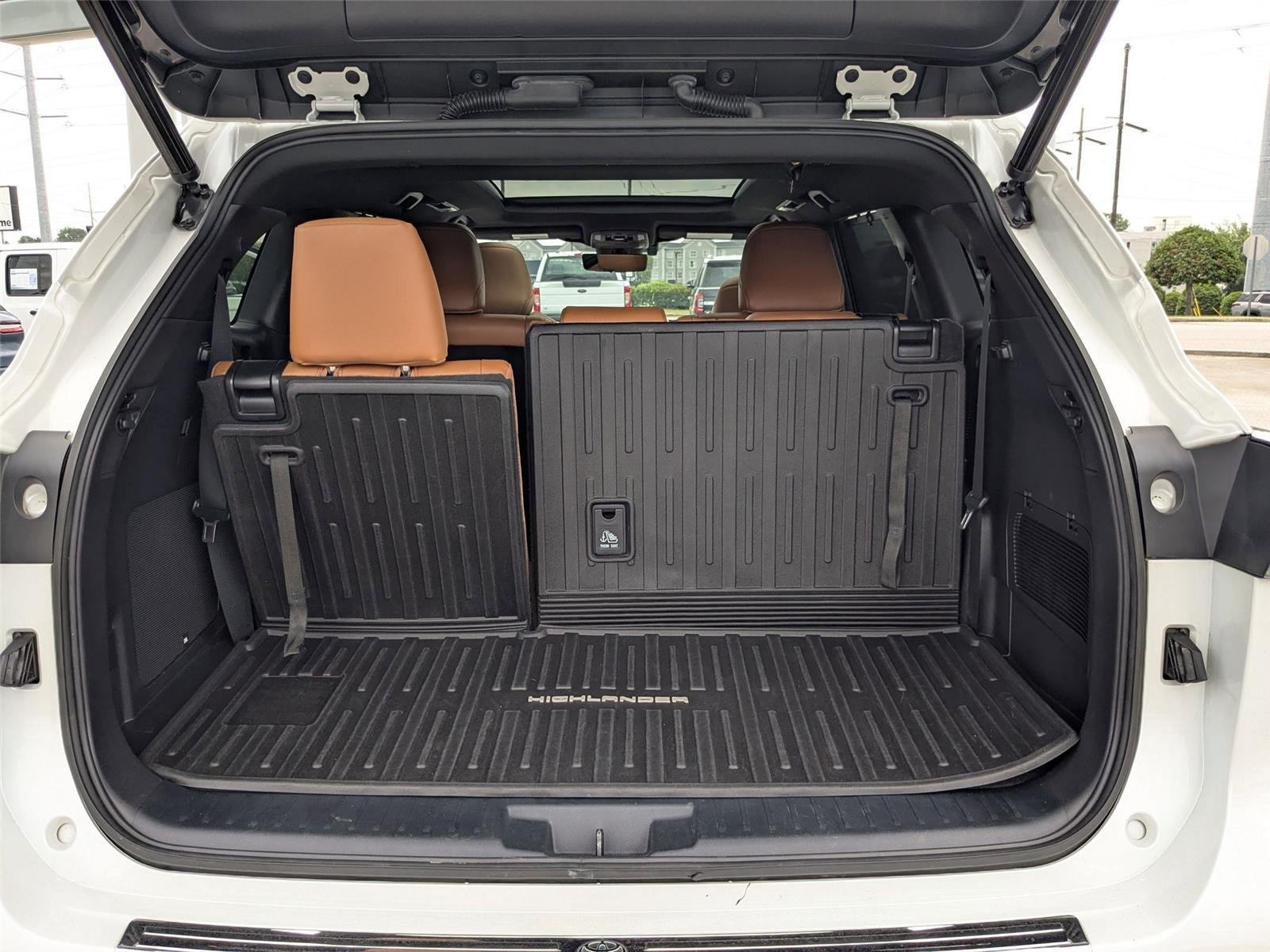 Used 2022 Wind Chill Pearl Toyota Platinum image 29