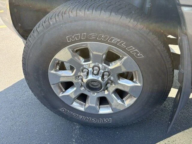 Used 2019 Magnetic Ford LARIAT image 19