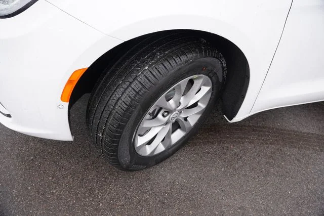 New 2026 Bright White Clear-Coat Exterior Paint Chrysler Limited image 9