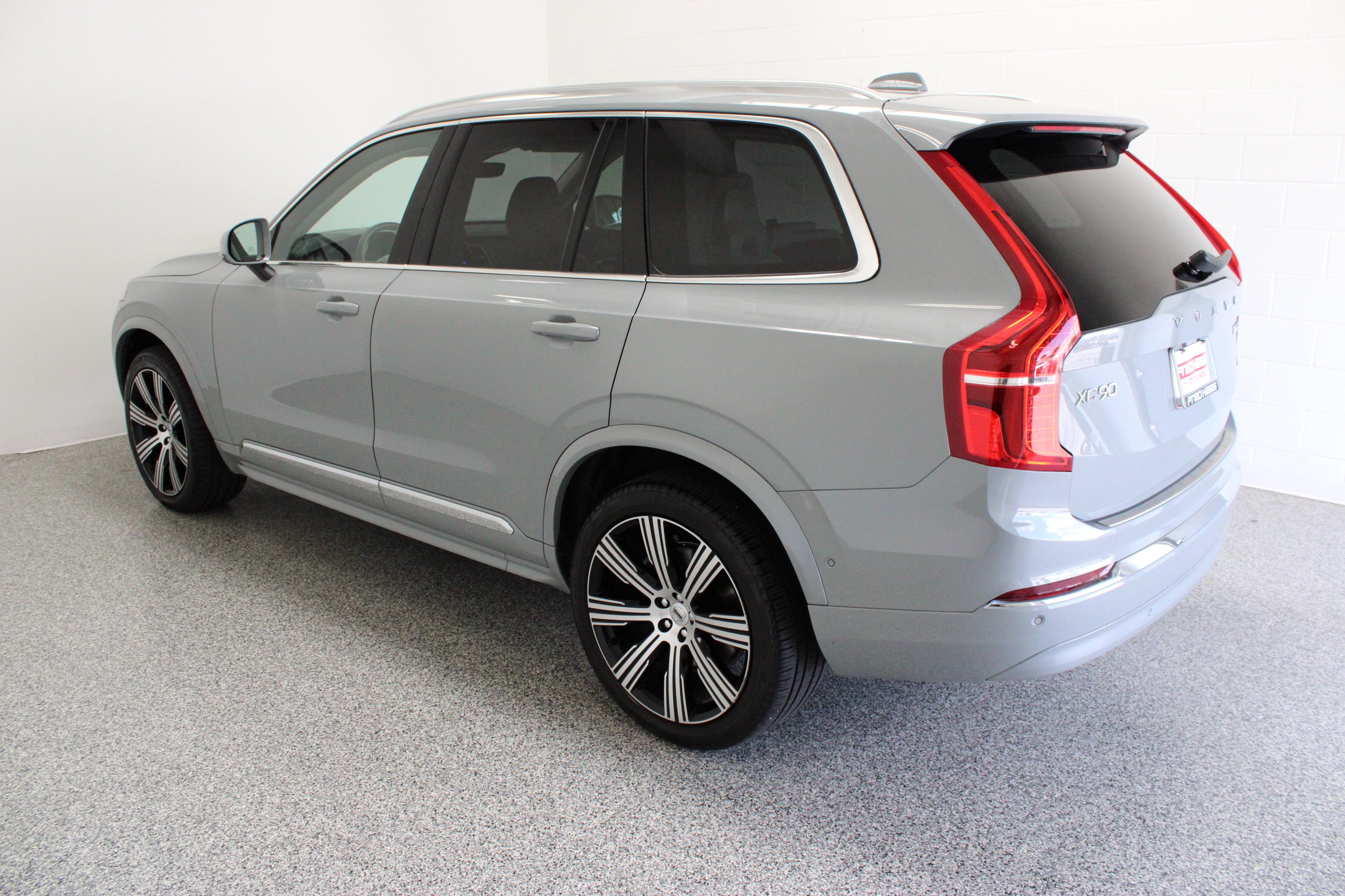 Used 2025 Vapour Grey Metallic Volvo Ultra 2.0T/Electric image 9
