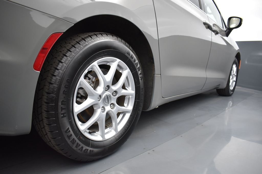 Used 2023 White Chrysler Touring L image 27