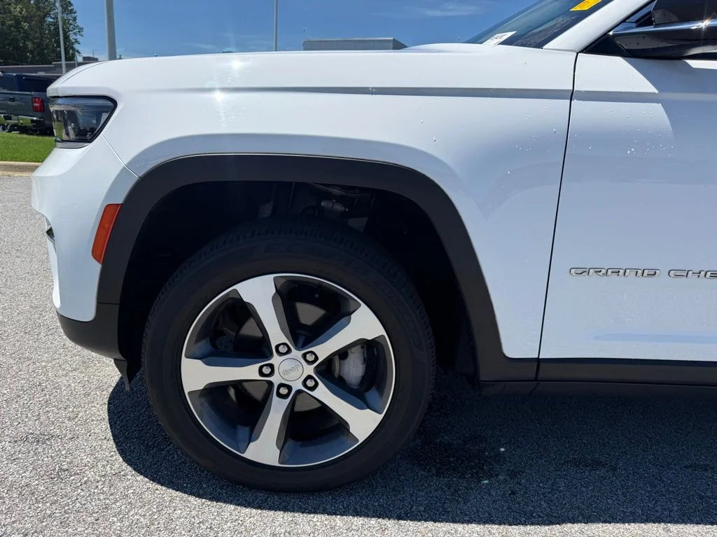 Used 2023 White/off-white Jeep Limited image 22