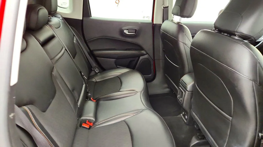 Used 2019 Redline Pearlcoat Jeep Latitude FWD image 22