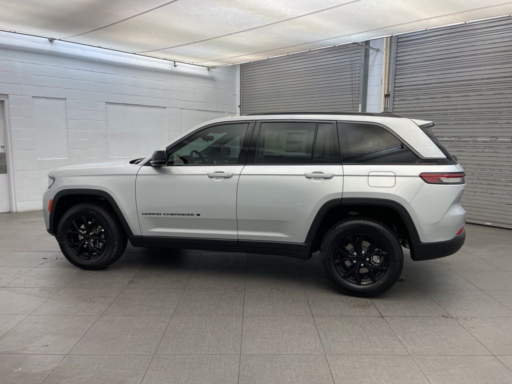 New 2026 Silver Zynith Exterior Paint Jeep Altitude image 5