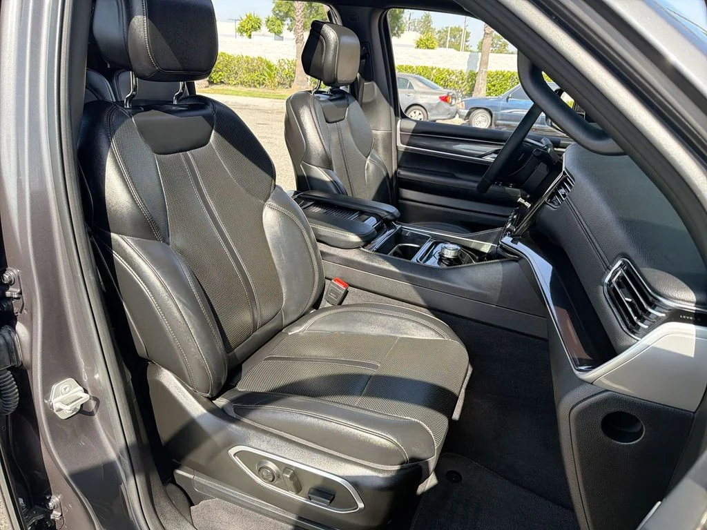 Used 2024 Gray Jeep Base image 27