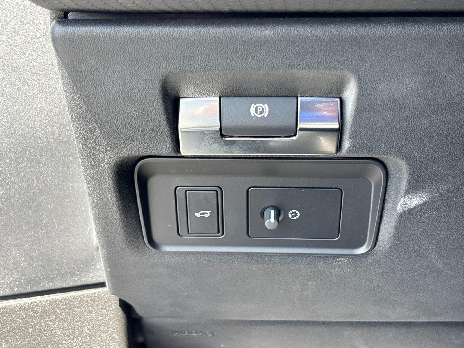 Used 2023 Fuji White Land Rover S image 17
