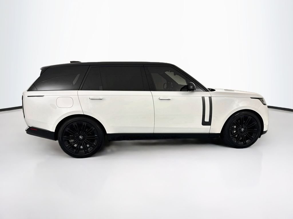 Used 2024 White Land Rover SE image 4