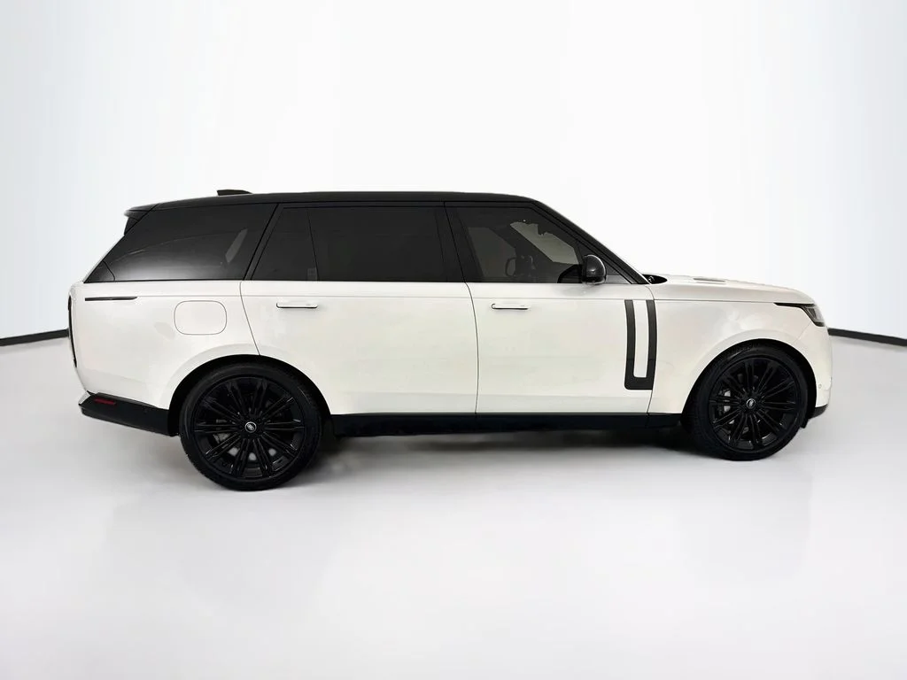 Used 2024 White Land Rover SE image 4